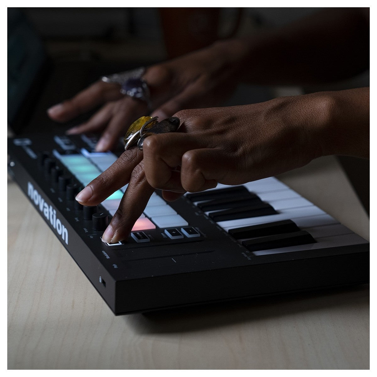 Novation Launchkey Mini MK3 Teclado Controlador Midi 18