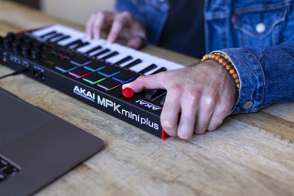 AKAI MPK Mini Plus Teclado Controlador USB 21