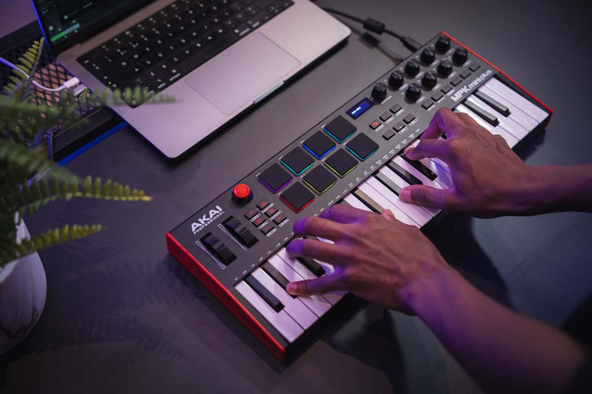 AKAI MPK Mini Plus Teclado Controlador USB 23