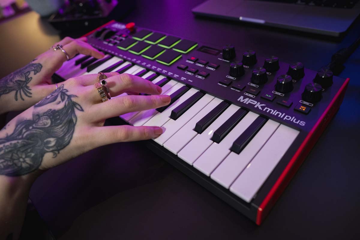 AKAI MPK Mini Plus Teclado Controlador USB 24