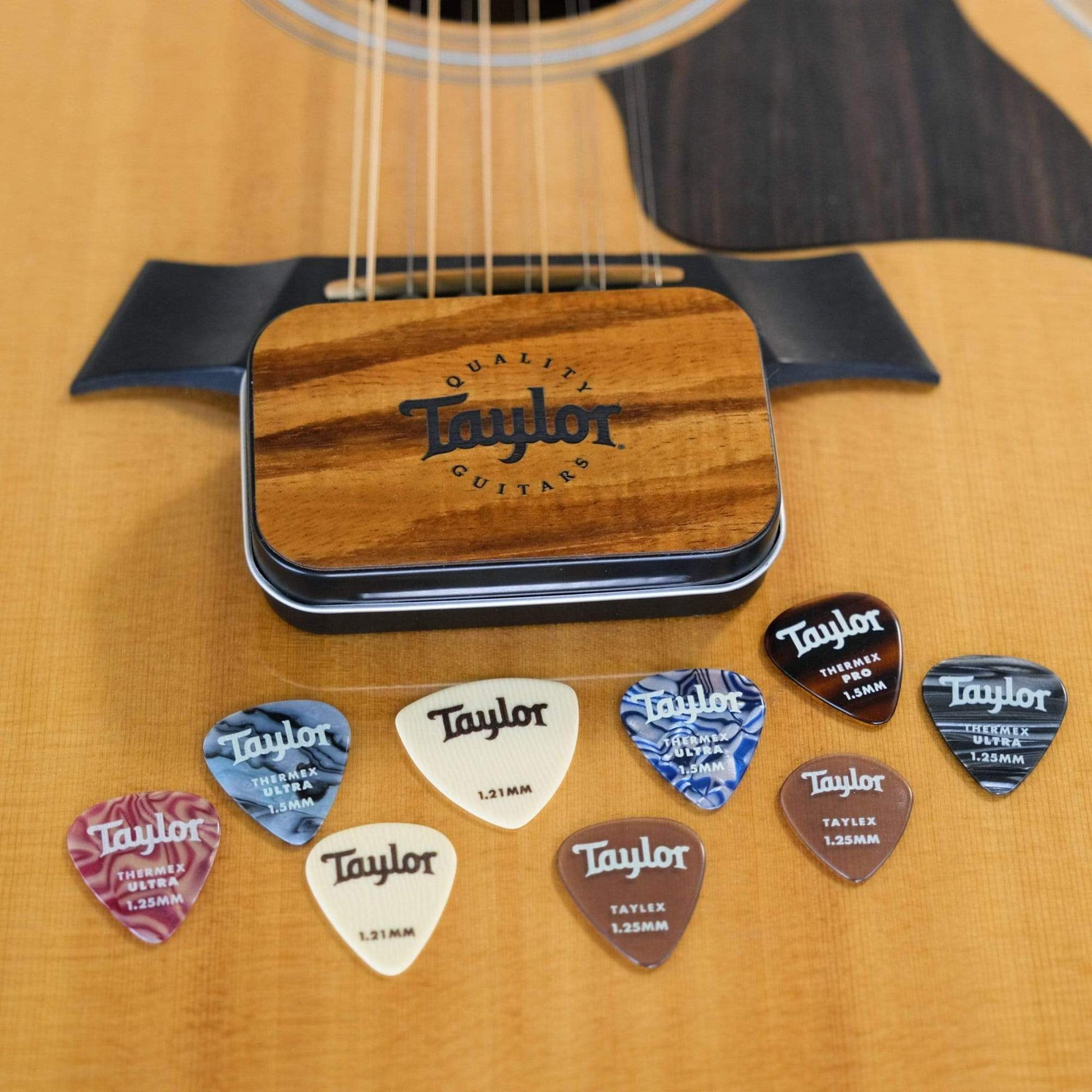 Taylor 2601 Pick Tin Darktone Series Koa Collectors Edition Estuche Nueve Púas 8