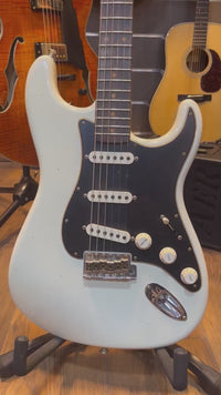 FENDER POSTMODERN JOURNEYMAN RELIC STRATOCASTER RW GUITARRA ELECTRICA AGED OLYMPIC WHITE.